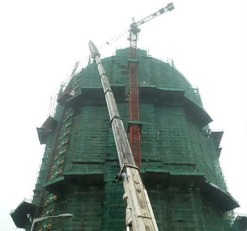 新田吊车在工地上作业